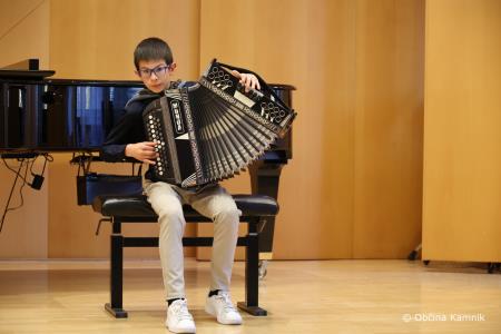 Na mladih svet stoji  (9)